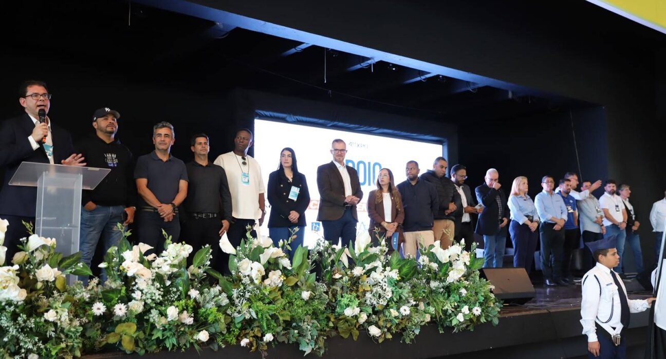 Abertura do evento reuniu autoridades, empresários e contou com participação expressiva de vereadores; estande da Câmara segue disponível até sexta-feira (14)