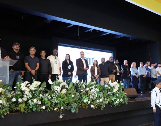Abertura do evento reuniu autoridades, empresários e contou com participação expressiva de vereadores; estande da Câmara segue disponível até sexta-feira (14)